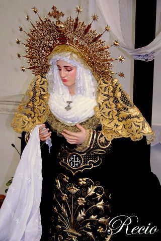 María Santísima del Amor, sujetando el Santo Sudadario.
